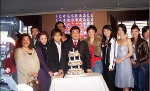 光环背后 透视女星“干爹”现象中的身份密码与文化经纪人角色嬗变