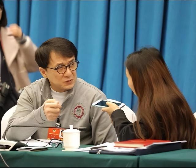 从商业帝国到文化收藏 探析成龙与向华强的财富版图